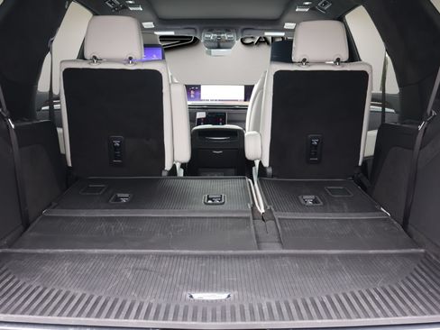 Certified 2025 Cadillac Escalade Premium Luxury Platinum w/ LPO, Floor Liner Package AWD/4WD image 19