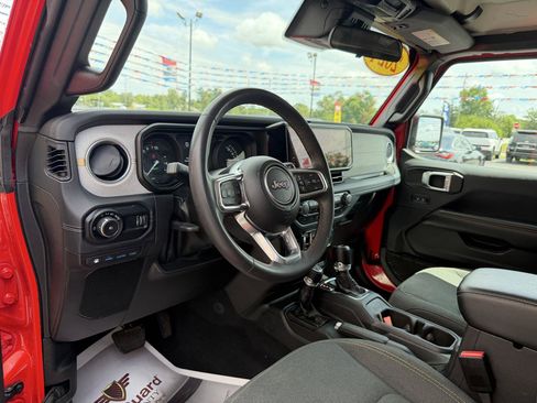 Used 2024 Jeep Wrangler Unlimited Sahara AWD/4WD image 13