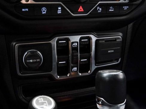 Used 2022 Jeep Wrangler Unlimited Sahara AWD/4WD image 59