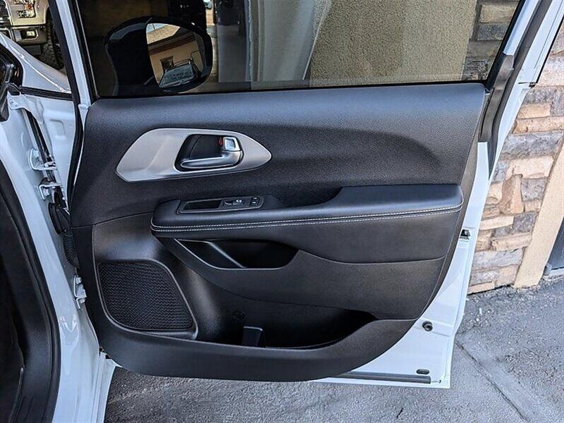 Used 2023 Chrysler Pacifica Limited w/ S Appearance Package FWD image 30