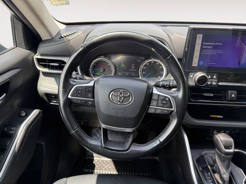 Used 2023 Toyota Highlander XLE AWD/4WD image 12
