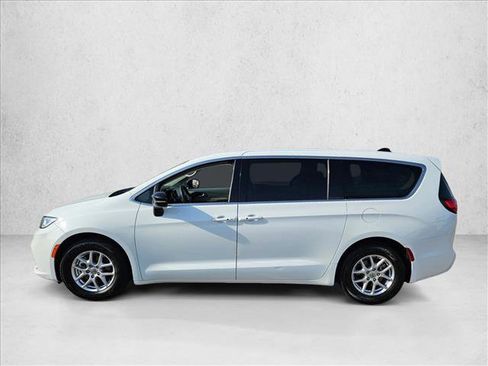 Used 2024 Chrysler Pacifica Touring-L image 9