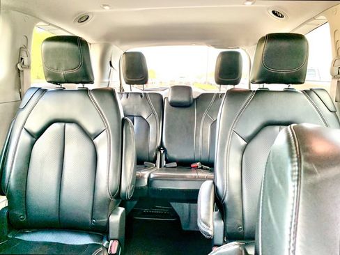Used 2023 Chrysler Pacifica Touring-L FWD image 41