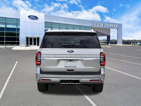 Used 2023 Ford Expedition Platinum image 3
