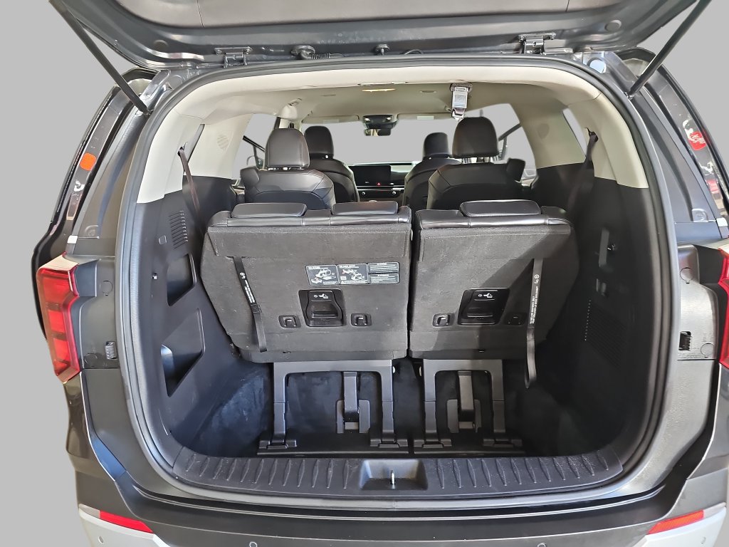 Used 2025 Kia Carnival FWD image 17