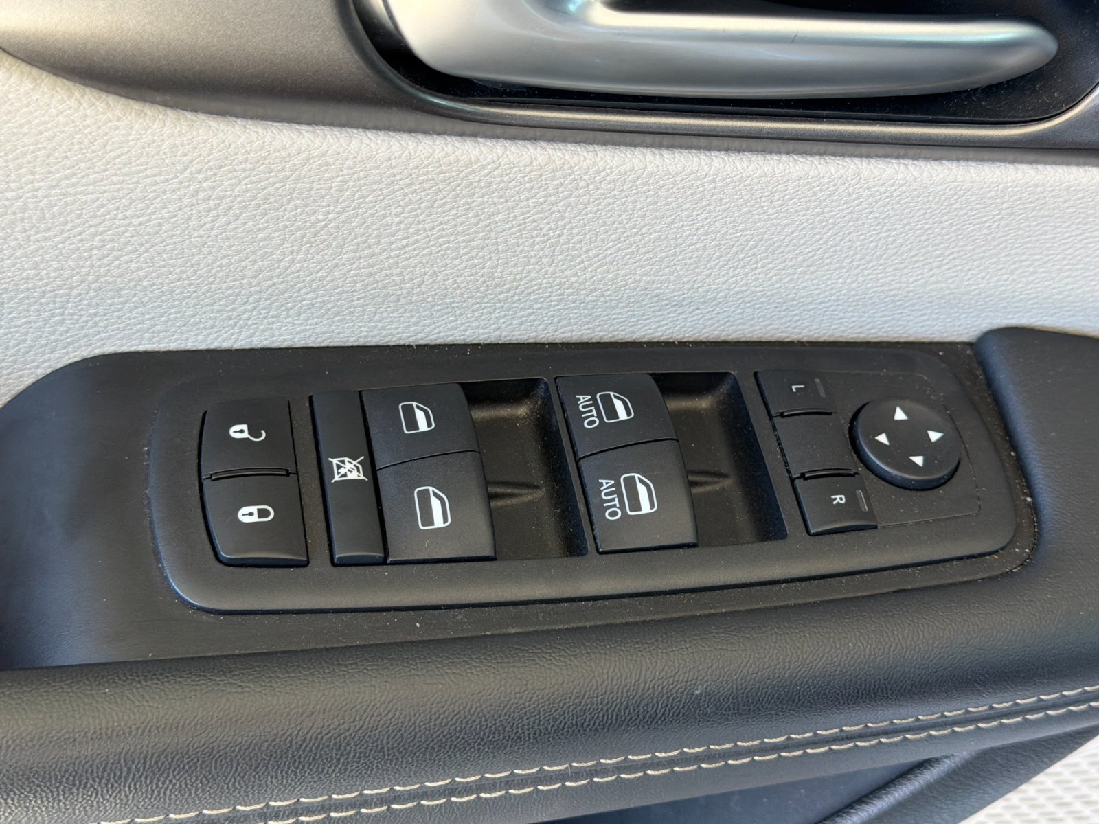 Used 2024 Chrysler Pacifica Touring-L FWD image 12
