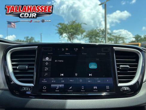 Used 2021 Chrysler Pacifica Touring-L FWD image 21