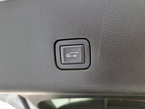 Used 2023 Chevrolet Traverse LT image 34