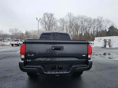 Used 2019 Toyota Tacoma SR image 4
