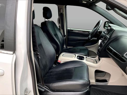 Used 2016 Dodge Grand Caravan SXT FWD image 16