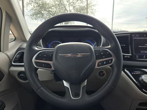 Used 2024 Chrysler Pacifica Touring-L image 10