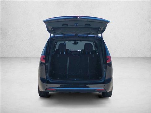 Used 2025 Chrysler Pacifica Select image 6