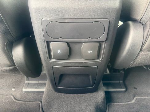 Used 2024 Ford Explorer XLT AWD/4WD image 37