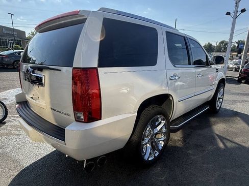 Used 2011 Cadillac Escalade Luxury AWD/4WD image 4