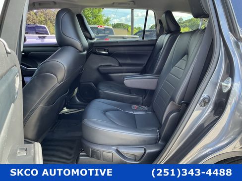 Used 2021 Toyota Highlander XLE image 14