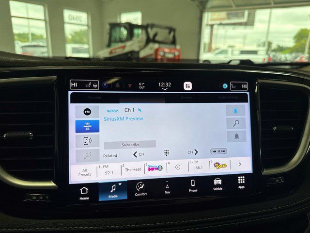 Used 2023 Chrysler Pacifica Limited FWD image 44