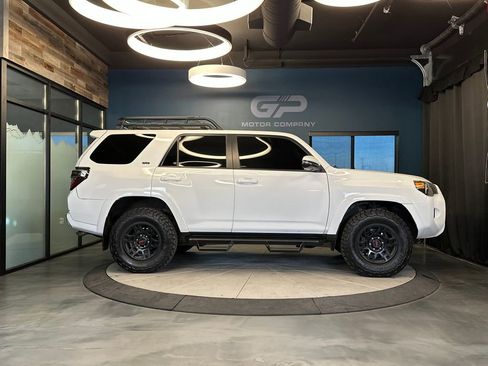 Used 2018 Toyota 4Runner SR5 Premium image 2