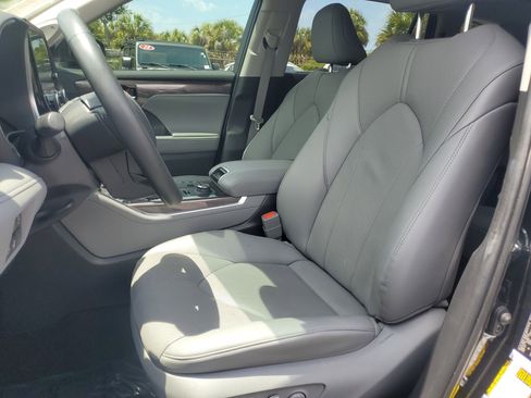 Used 2024 Toyota Highlander Limited AWD/4WD image 19
