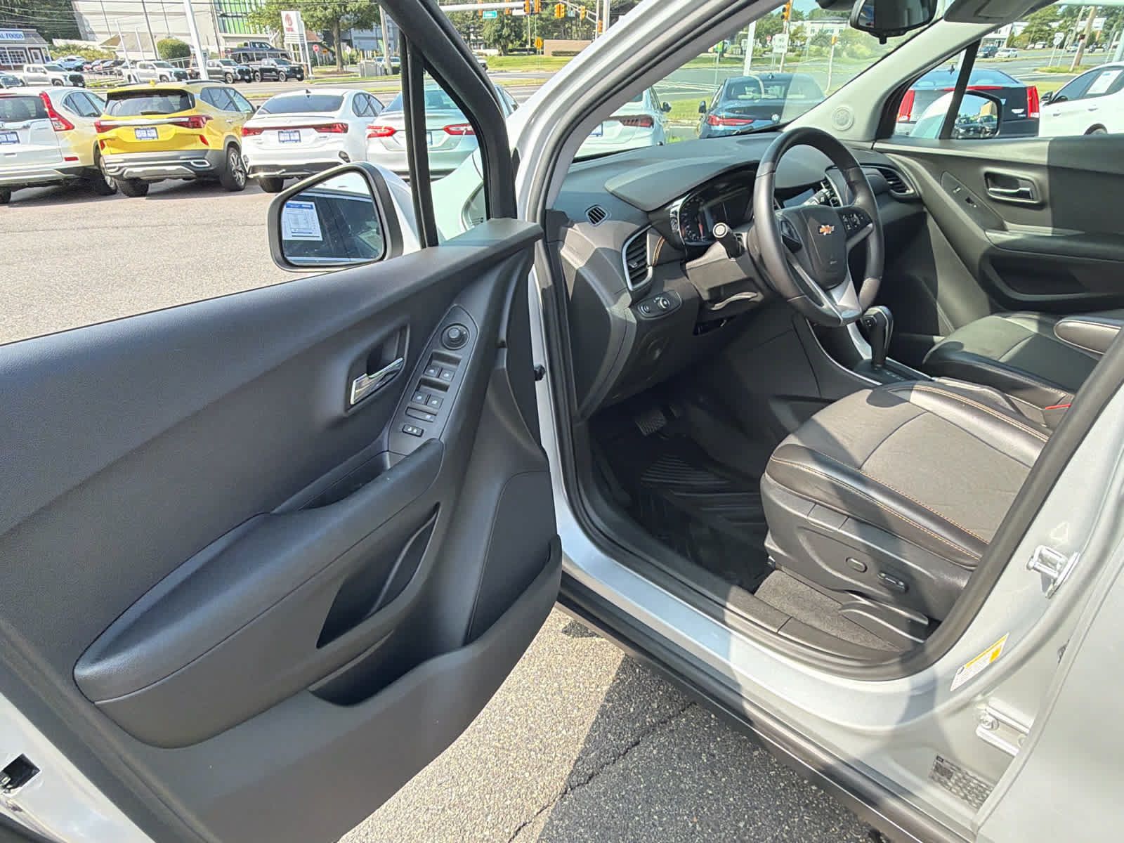 Certified 2018 Chevrolet Trax LT w/ LT Convenience Package FWD image 8