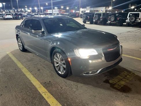 Used 2019 Chrysler 300 Limited w/ Safetytec Plus Group image 2