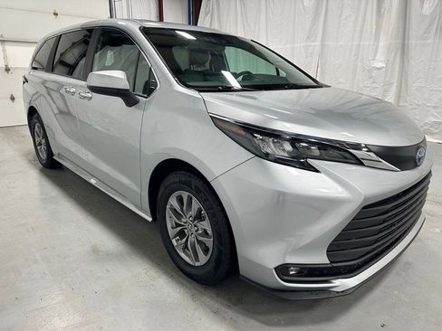 Used 2025 Toyota Sienna XLE image 1