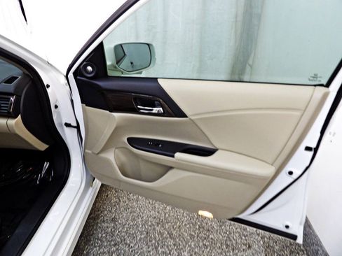 Used 2017 Honda Accord Touring image 14