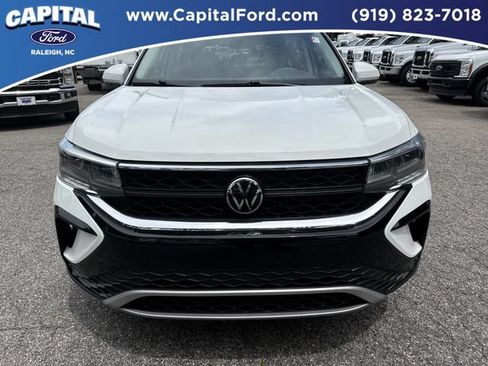Used 2023 Volkswagen Taos SE w/ Panoramic Sunroof Package AWD/4WD image 10