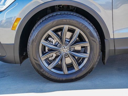 Used 2024 Volkswagen Tiguan SE image 5