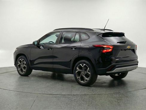 Used 2025 Chevrolet Trax LT FWD image 6