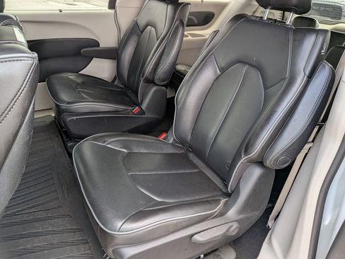 Used 2020 Chrysler Pacifica Limited w/ Advanced Safetytec Group FWD image 31