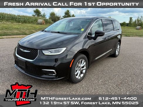 Used 2023 Chrysler Pacifica Touring-L AWD/4WD image 4