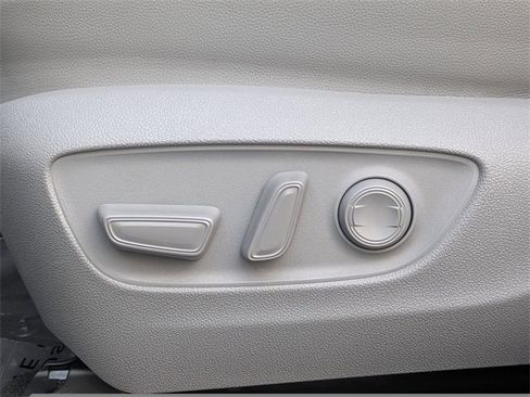 Used 2020 Toyota Highlander XLE image 24