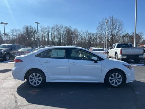 Used 2022 Toyota Corolla LE image 4