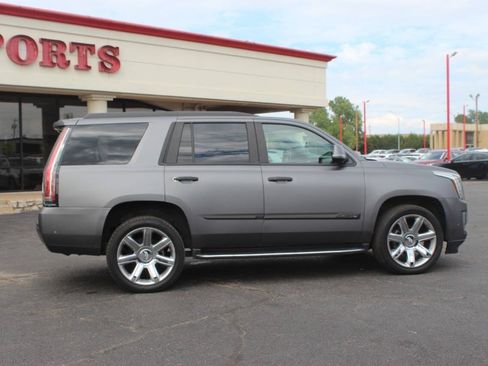 Used 2017 Cadillac Escalade Luxury AWD/4WD image 3