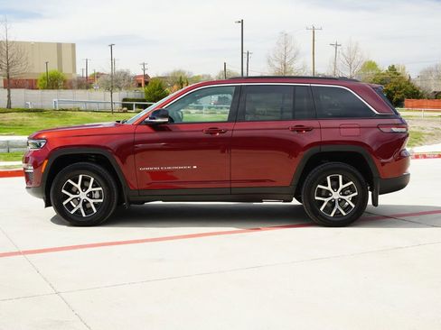 Used 2025 Jeep Grand Cherokee Limited w/ Luxury Tech Group II image 2