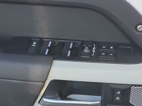 Used 2024 Land Rover Defender 130 X-Dynamic SE image 30