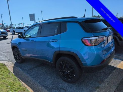 Used 2025 Jeep Compass Latitude w/ Sun & Sound Group AWD/4WD image 3