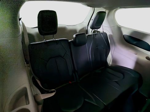 Used 2023 Chrysler Pacifica Touring-L image 26