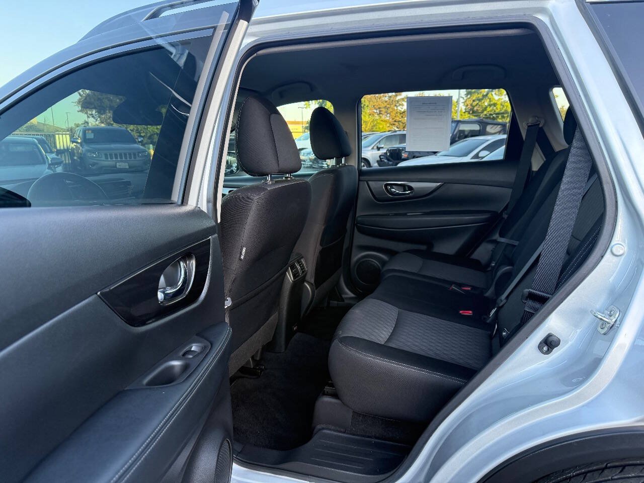 Used 2020 Nissan Rogue SV w/ Premium Package FWD image 11