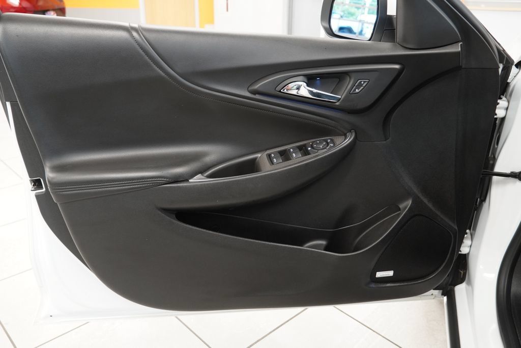 Used 2018 Chevrolet Malibu LT w/ Leather Package FWD image 17