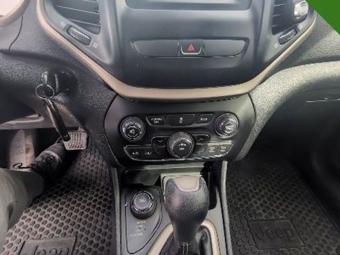 Used 2016 Jeep Cherokee Latitude w/ Cold Weather Group image 13