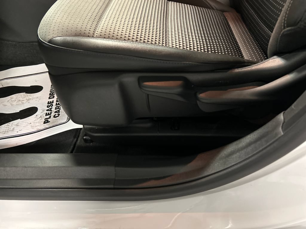 Used 2025 Chevrolet Trax LT FWD image 12