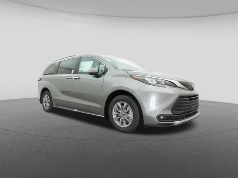 New 2026 Toyota Sienna XLE image 29
