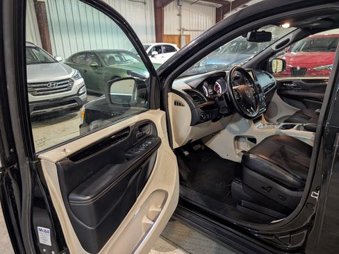 Used 2019 Dodge Grand Caravan SXT FWD image 13