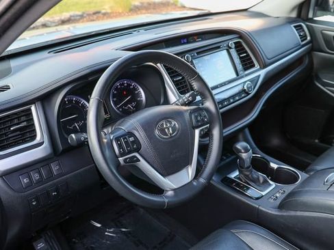 Used 2017 Toyota Highlander Limited AWD/4WD image 35