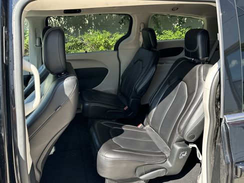 Used 2023 Chrysler Pacifica Touring-L FWD image 28