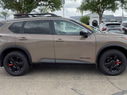 Used 2025 Nissan Rogue SV AWD/4WD image 8