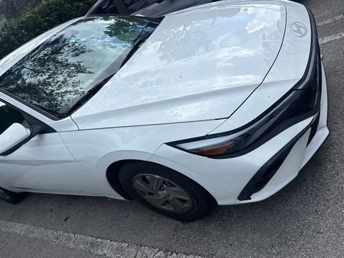 Certified 2025 Hyundai Elantra SE FWD image 4