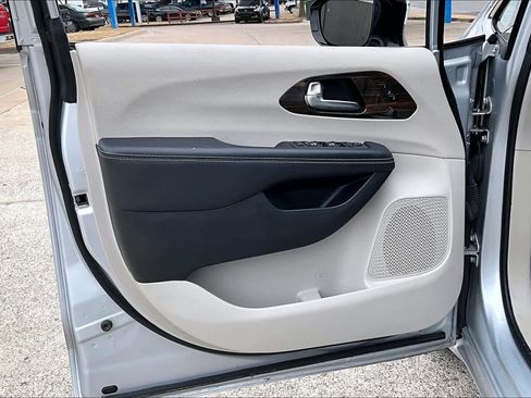 Used 2023 Chrysler Pacifica Limited image 22