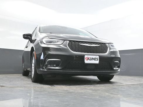 Used 2024 Chrysler Pacifica Touring-L FWD image 32